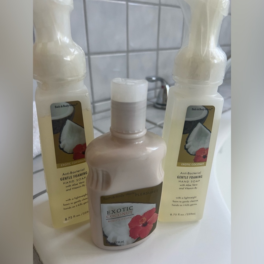 Vintage Bath and Bodyworks -Exotic Coconut sealed hand soap and body lotion-New